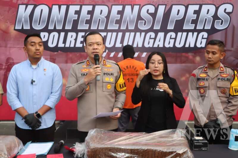 Tersangka diamankan Polisi beserta barang buktinya