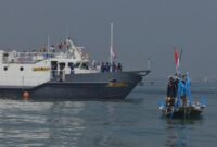 Ditpolairud Polda Jatim bersama nelayan kibarkan bendera Merah Putih