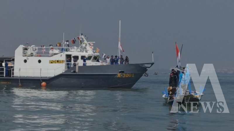 Ditpolairud Polda Jatim bersama nelayan kibarkan bendera Merah Putih
