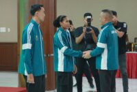 Kapolda Jatim Irjen Pol Drs. Imam Sugianto lepas tim bola voli