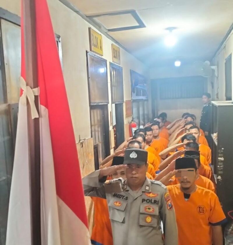 Momentum hari kemerdekaan RI ke-79 tahanan Polresta Banyuwangi upacara sederhana