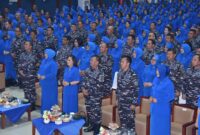 Dankodiklatal Letjen TNI Marinir Nur Alamsyah dan Ketua Gabungan Jalasenastri Kodiklatal Ny. Ayu Nur Alamsyah