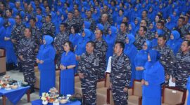 Dankodiklatal Letjen TNI Marinir Nur Alamsyah dan Ketua Gabungan Jalasenastri Kodiklatal Ny. Ayu Nur Alamsyah