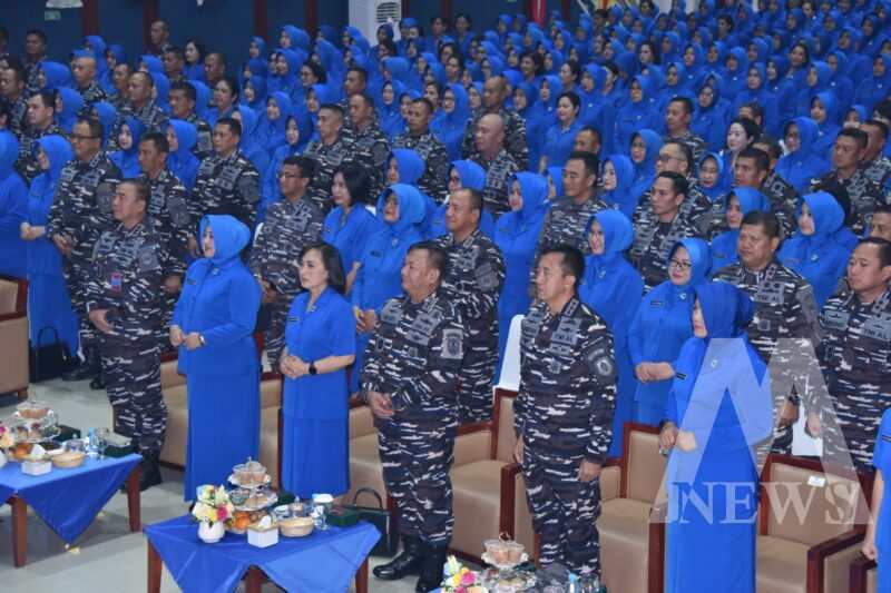 Dankodiklatal Letjen TNI Marinir Nur Alamsyah dan Ketua Gabungan Jalasenastri Kodiklatal Ny. Ayu Nur Alamsyah