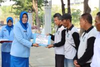 Ketua Gabungan Jalasenastri Kodikalatal Ny. Ayu Nur Alamsyah berikan tali asih