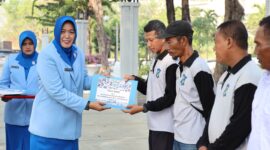 Ketua Gabungan Jalasenastri Kodikalatal Ny. Ayu Nur Alamsyah berikan tali asih