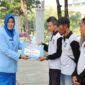 Ketua Gabungan Jalasenastri Kodikalatal Ny. Ayu Nur Alamsyah berikan tali asih