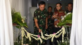Dankodiklatal Letjen TNI Marinir Nur Alamsyah saat potong pita