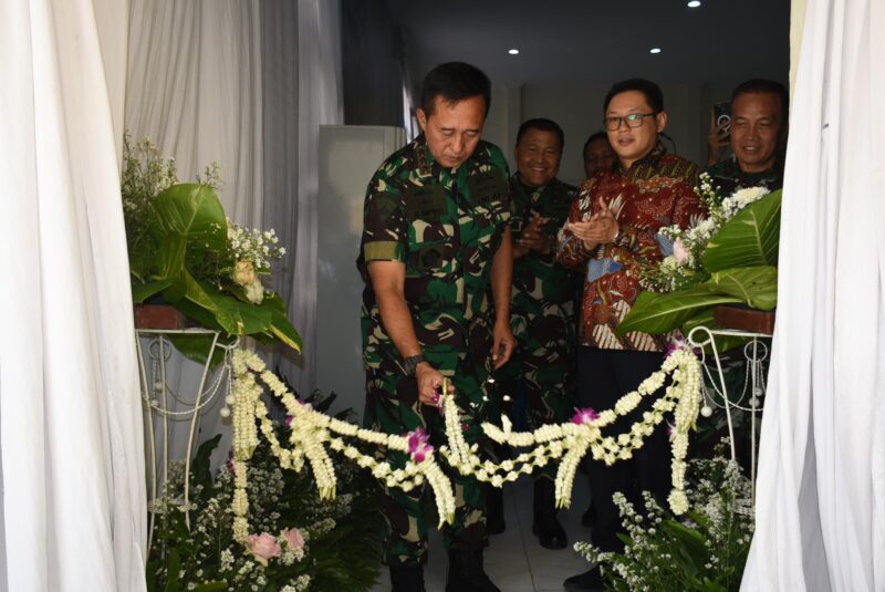 Dankodiklatal Letjen TNI Marinir Nur Alamsyah saat potong pita