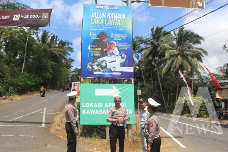 Satlantas Polres Trenggalek dan PT Jasa Raharja Pasang Baliho