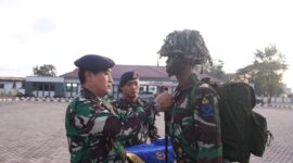Dansatdik - 2 Kodiklatal Kolonel Laut (P) Teddy Barata sematkan Brevet ke siswa kejuruan angkutan sekolah teknik
