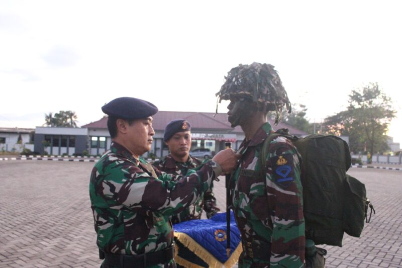 Dansatdik - 2 Kodiklatal Kolonel Laut (P) Teddy Barata sematkan Brevet ke siswa kejuruan angkutan sekolah teknik