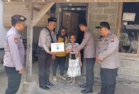 Polsek Kedungwaru Tulungagung beri bantuan ke warga