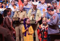 Kapolri Jenderal Listyo Sigit Prabowo berbincang dengan pemenang lomba