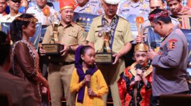 Kapolri Jenderal Listyo Sigit Prabowo berbincang dengan pemenang lomba
