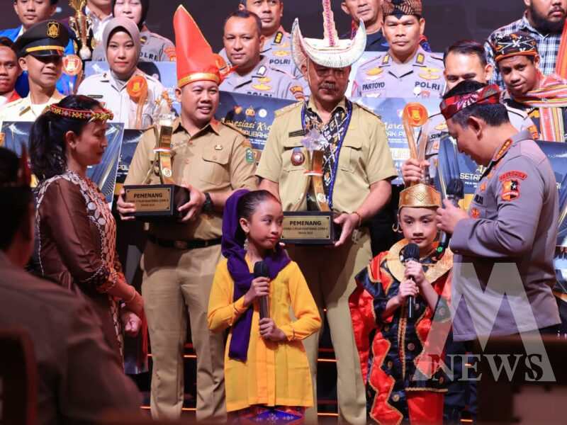 Kapolri Jenderal Listyo Sigit Prabowo berbincang dengan pemenang lomba