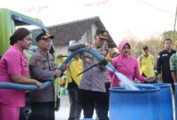 Kapolres Tuban AKBP Oskar Syamsuddin salurkan bantuan air bersih Beri