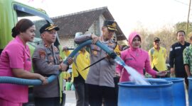 Kapolres Tuban AKBP Oskar Syamsuddin salurkan bantuan air bersih Beri