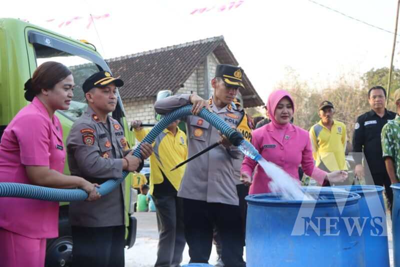 Kapolres Tuban AKBP Oskar Syamsuddin salurkan bantuan air bersih Beri