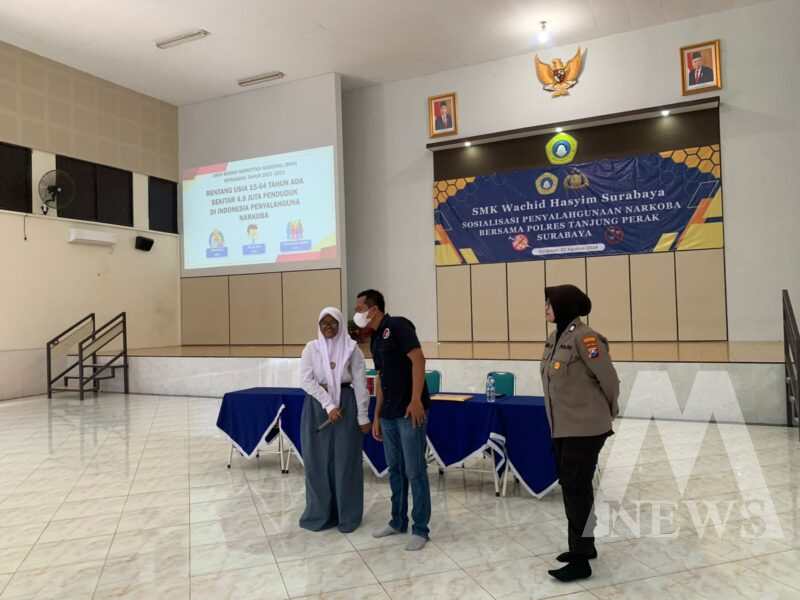 Polres Tanjung Perak di HUT Polwan ke-76 sosialisasi bahaya Narkoba di SMK Wachid Hasyim