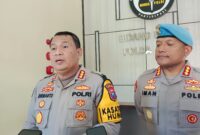 Kabid Humas Polda Jatim Kombespol Dirmanto didampingi Kabid Propam Polda Jatim Kombespol Iman Setiawan