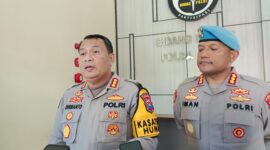 Kabid Humas Polda Jatim Kombespol Dirmanto didampingi Kabid Propam Polda Jatim Kombespol Iman Setiawan