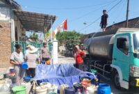 Polsek Kepohbaru beri bantuan air bersih ke warga Desa Pejok