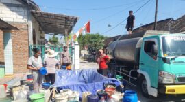 Polsek Kepohbaru beri bantuan air bersih ke warga Desa Pejok