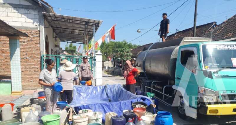 Polsek Kepohbaru beri bantuan air bersih ke warga Desa Pejok