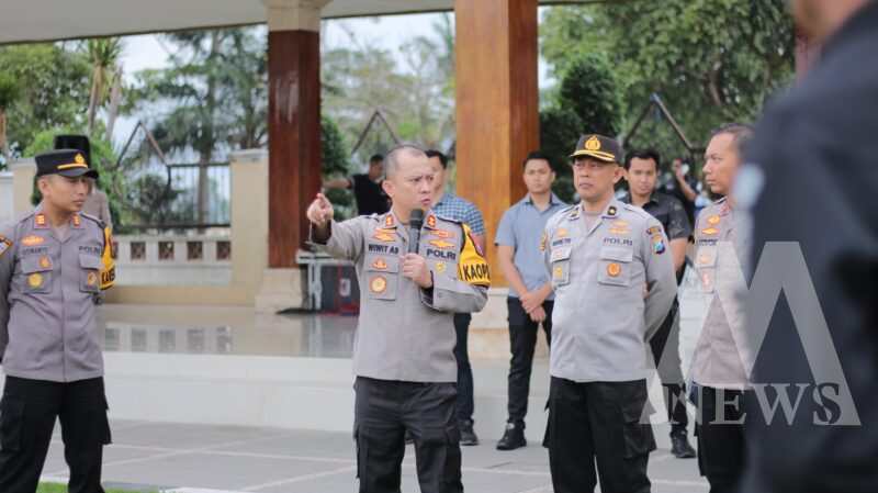 Kapolres Blitar AKBP Wiwit Adi Satria beri pengarahan anggota