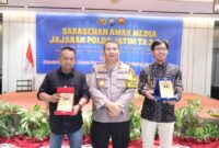 Kabid Humas Polda Jatim Kombespol Dirmanto bersama awak media