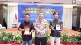 Kabid Humas Polda Jatim Kombespol Dirmanto bersama awak media