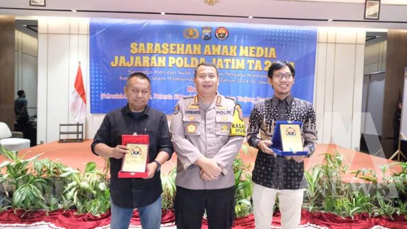 Kabid Humas Polda Jatim Kombespol Dirmanto bersama awak media