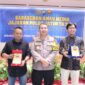 Kabid Humas Polda Jatim Kombespol Dirmanto bersama awak media