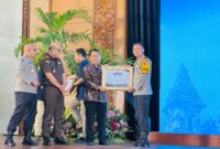 Kapolres Nganjuk AKBP Siswantoro terima penghargaan dari Kakanwil Dirjen Perbendaharaan Provinsi Jatim Didyk Choiroel