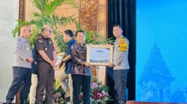 Kapolres Nganjuk AKBP Siswantoro terima penghargaan dari Kakanwil Dirjen Perbendaharaan Provinsi Jatim Didyk Choiroel