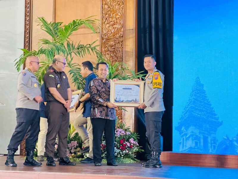 Kapolres Nganjuk AKBP Siswantoro terima penghargaan dari Kakanwil Dirjen Perbendaharaan Provinsi Jatim Didyk Choiroel
