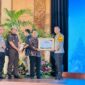 Kapolres Nganjuk AKBP Siswantoro terima penghargaan dari Kakanwil Dirjen Perbendaharaan Provinsi Jatim Didyk Choiroel