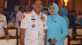 Dankodiklatal Letjen TNI Marinir Nur Alamsyah didampingi Ketua Gabungan Jalasenastri Kodiklatal Ny. Ayu Nur Alamsyah