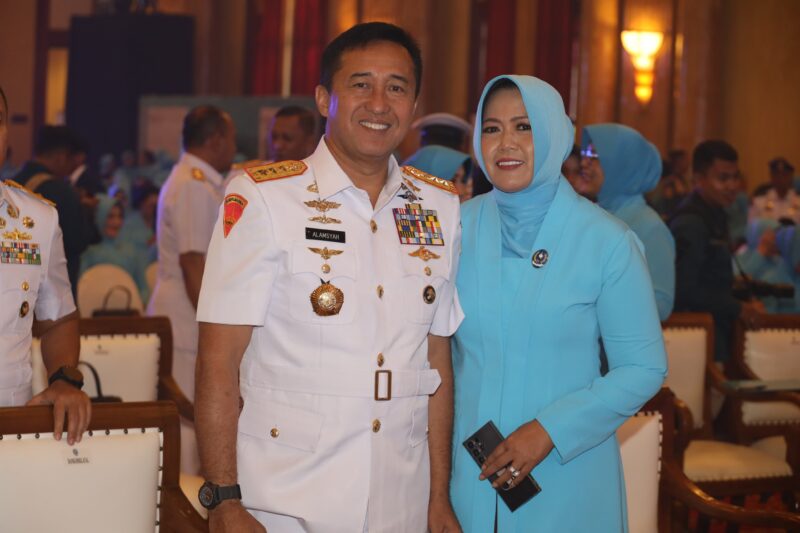 Dankodiklatal Letjen TNI Marinir Nur Alamsyah didampingi Ketua Gabungan Jalasenastri Kodiklatal Ny. Ayu Nur Alamsyah