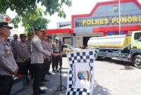 Kapolres Ponorogo AKBP Anton Prasetyo berangkatkan bantuan air bersih