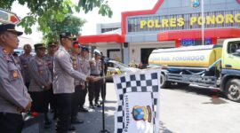 Kapolres Ponorogo AKBP Anton Prasetyo berangkatkan bantuan air bersih