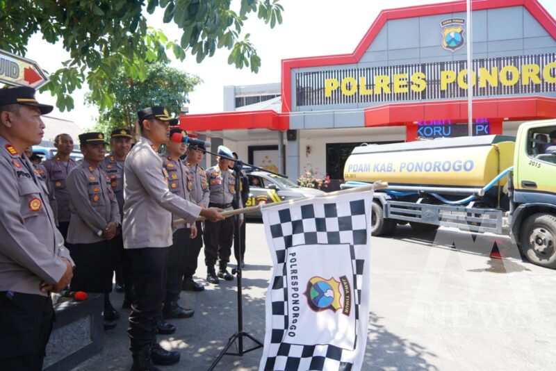 Kapolres Ponorogo AKBP Anton Prasetyo berangkatkan bantuan air bersih