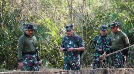 Paban lV Log Kolonel Laut (T) Anton Pramudya tinjau lattek berganda siswa Diktukpa 54 di Purboyo