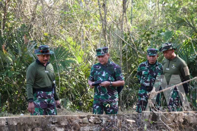 Paban lV Log Kolonel Laut (T) Anton Pramudya tinjau lattek berganda siswa Diktukpa 54 di Purboyo