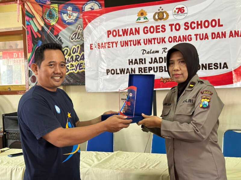Polwan Polres Jember beri edukasi pelajar di Sekolah