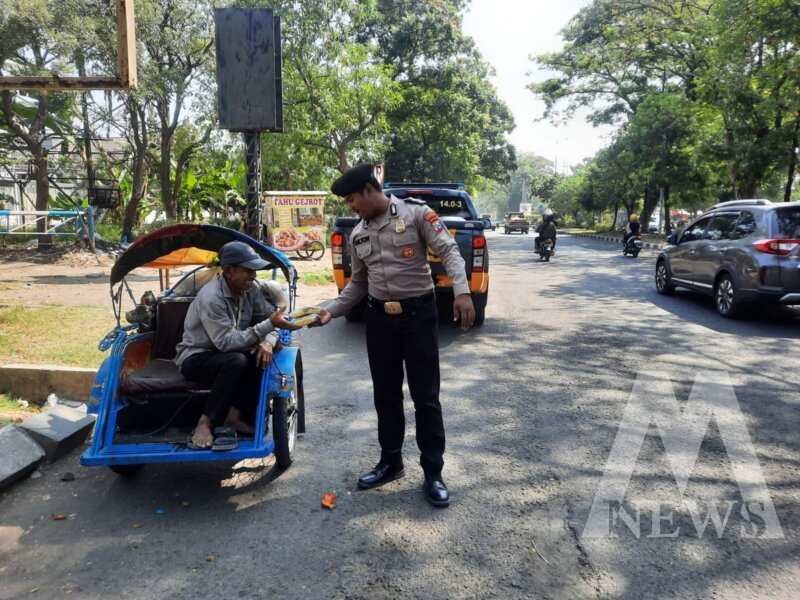 Satsamapta Polresta Sidoarjo berbagi makanan