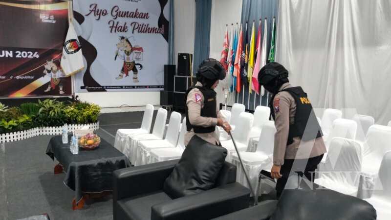 Polres Blitar sterilisasi kantor KPU