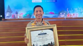 Kapolres Bojonegoro AKBP Mario Prahatinto raih penghargaan