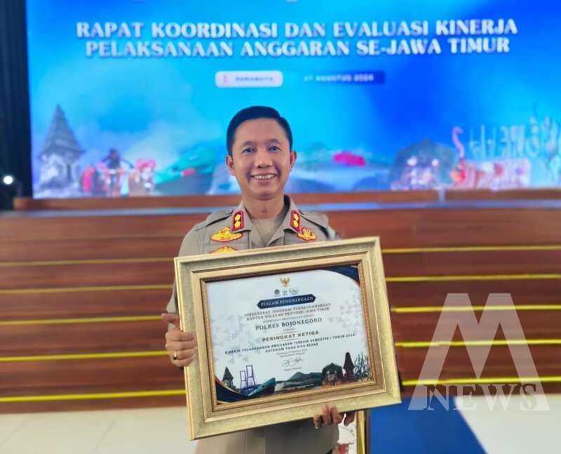 Kapolres Bojonegoro AKBP Mario Prahatinto raih penghargaan